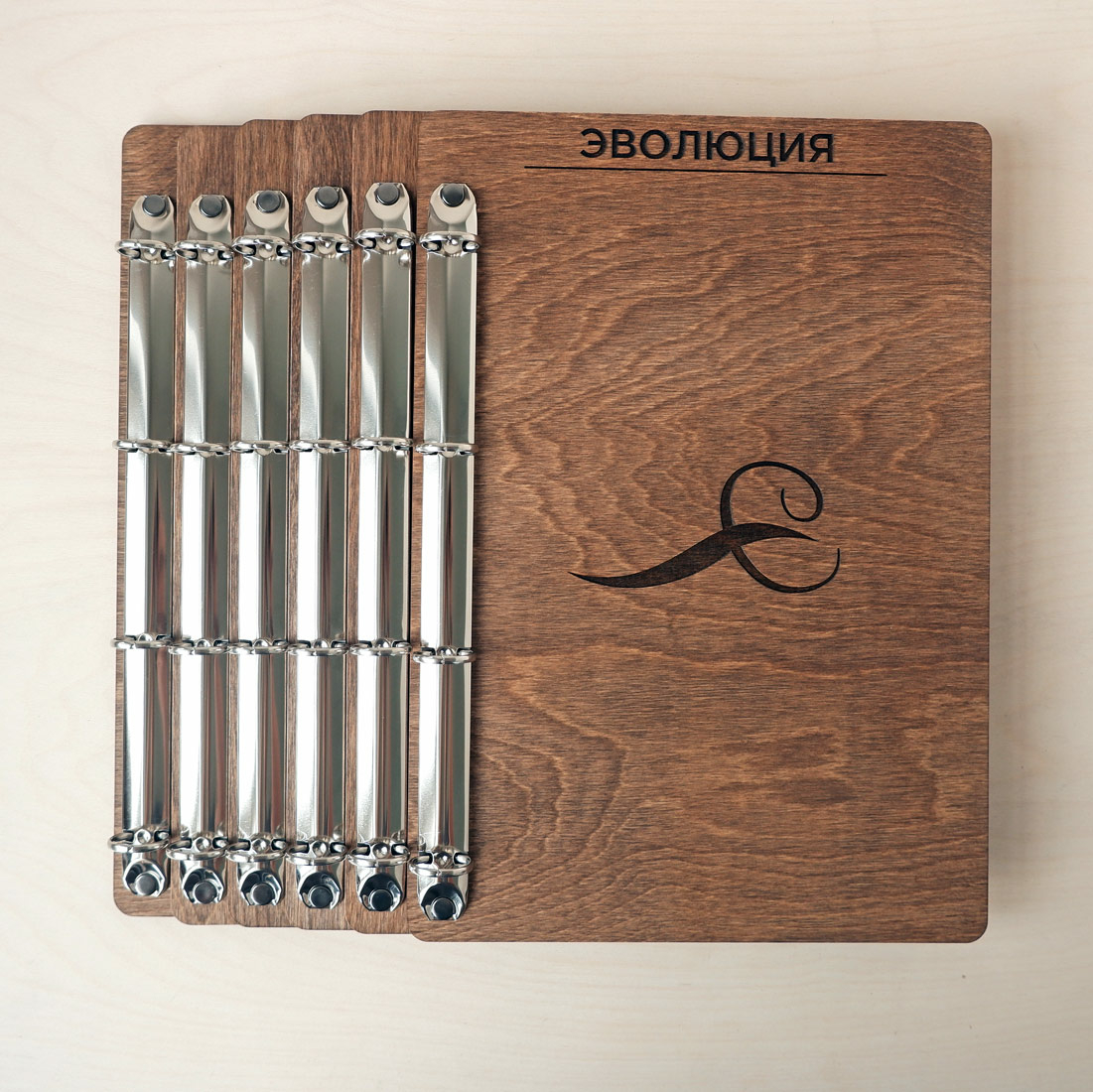 деревянный планшет под меню прайс с кольцевым механизмом с логотипом на заказ