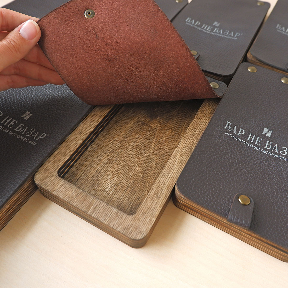 счетница из дерева с кожаной крышкой заказать со своим логотипом с доставкой