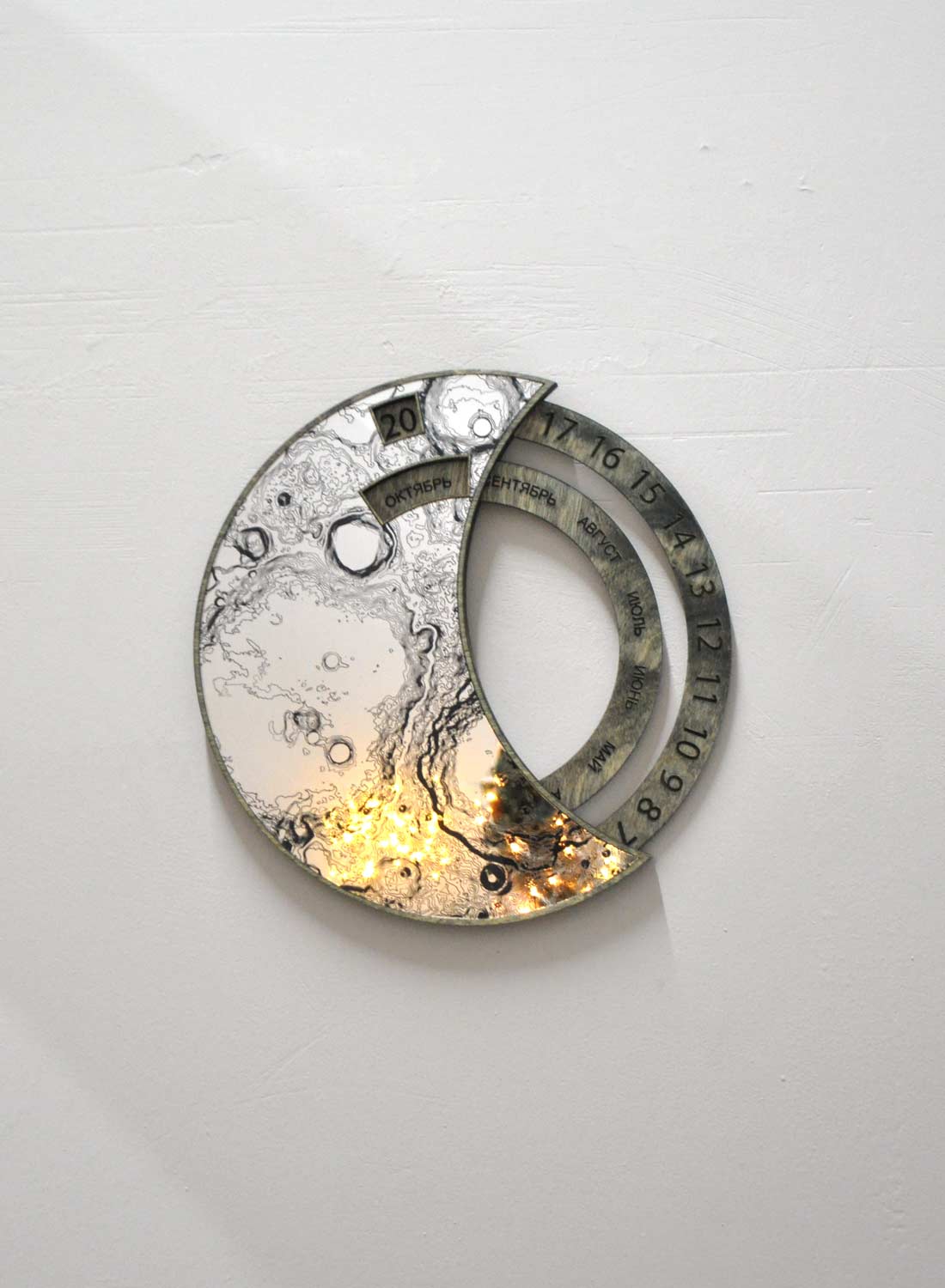Вечный календарь "Луна" из дерева и зеркального акрила с гравировкой
