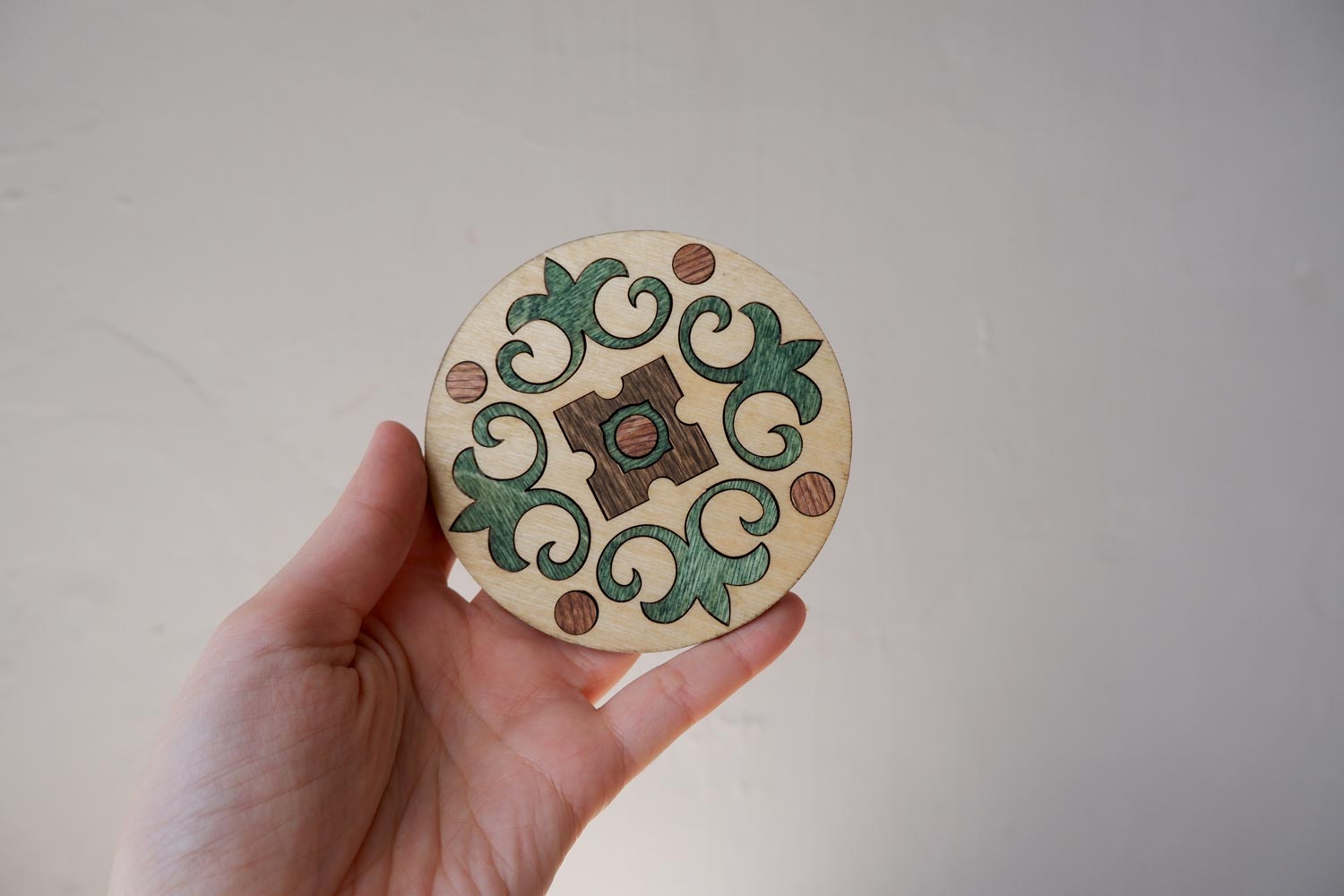 Костеры из дерева в виде разноцветной мозаики