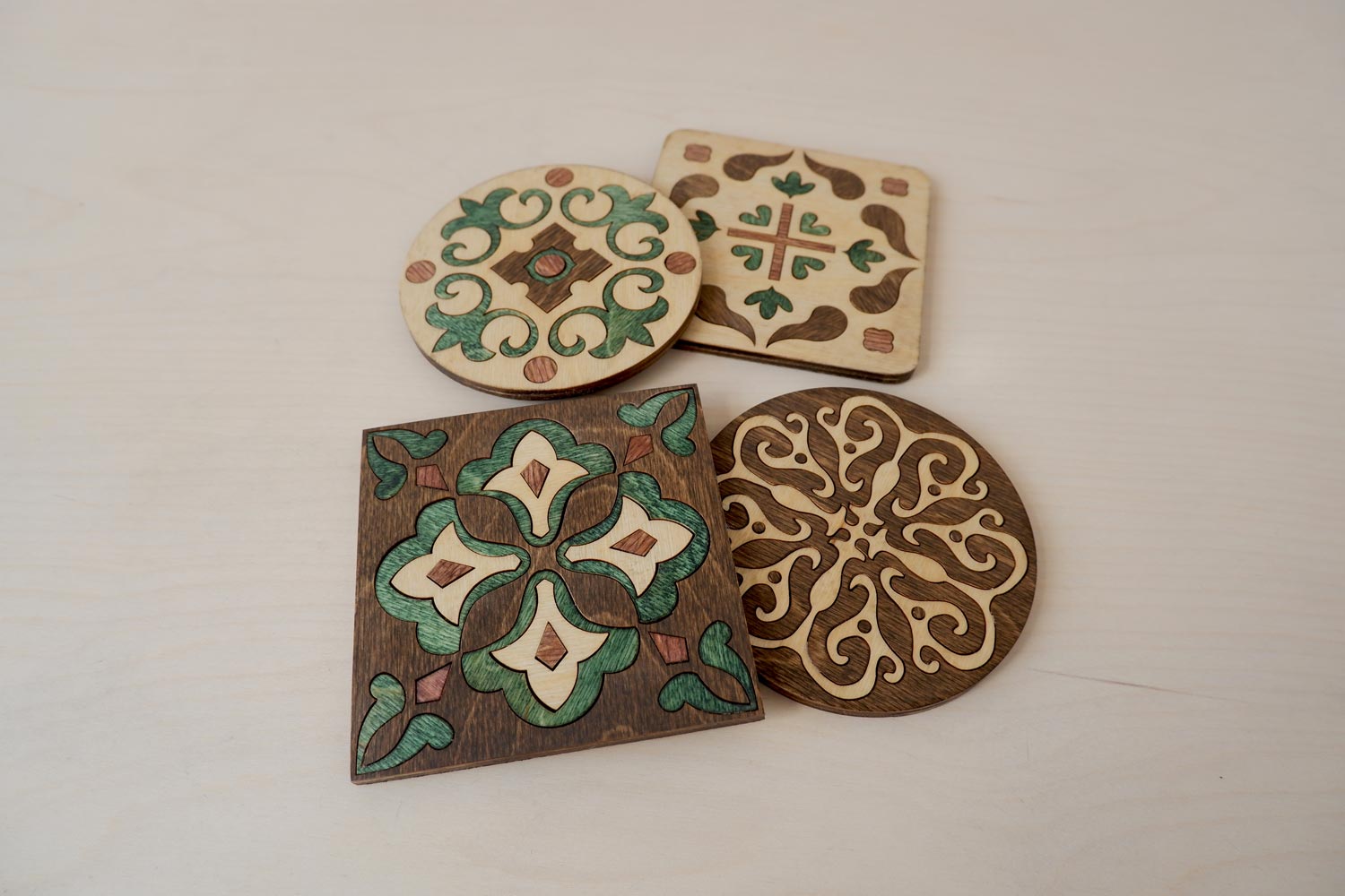 Костеры из дерева в виде разноцветной мозаики