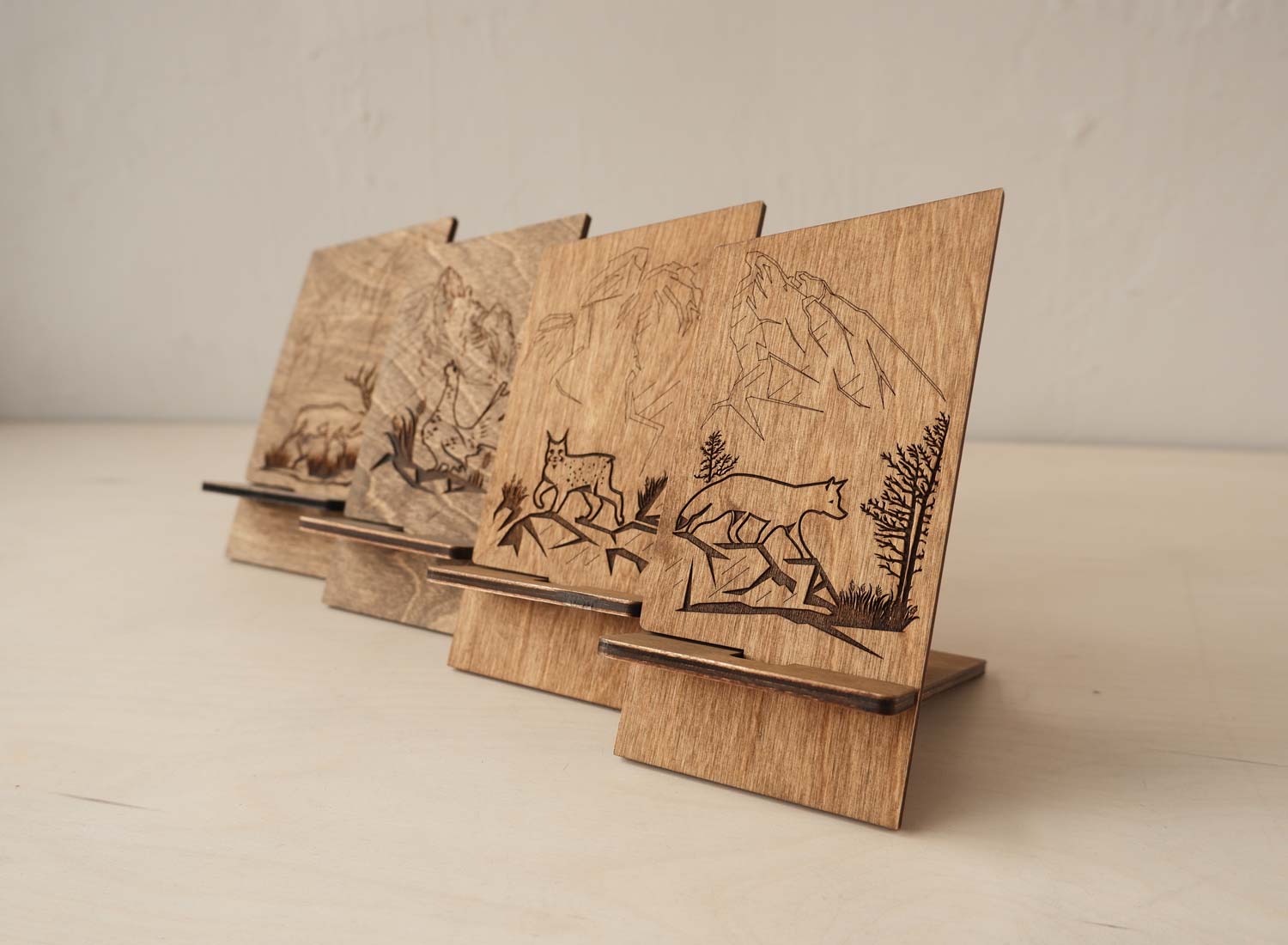 Подставка под телефон из дерева - "Столбы"