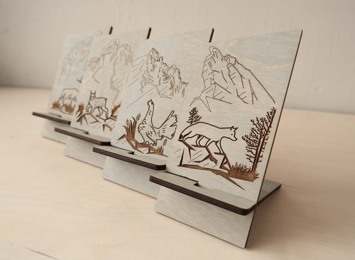 Подставка под телефон из дерева - "Столбы" в сером цвете