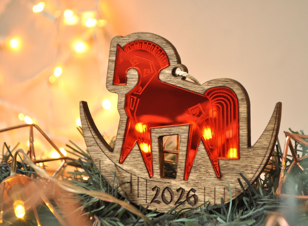 Ёлочная игрушка зеркальная красная лошадка-качалка в деревянной оправе в подарочной упаковке