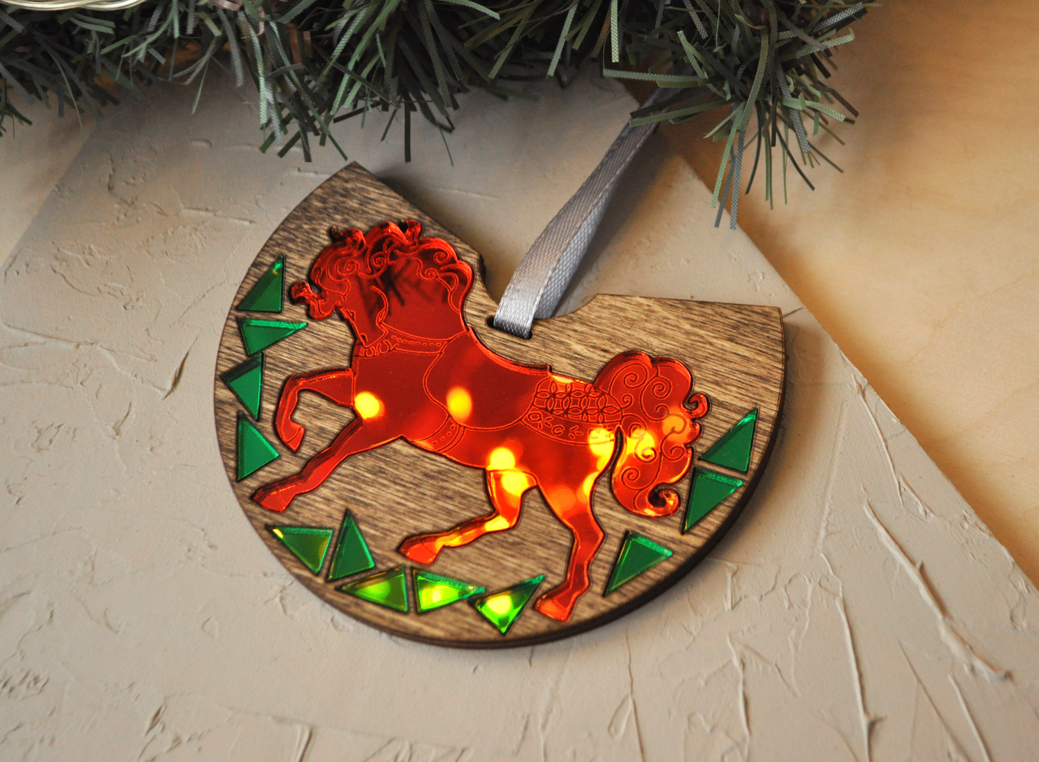 Ёлочная игрушка зеркальный красный конь в деревянной оправе в подарочной упаковке