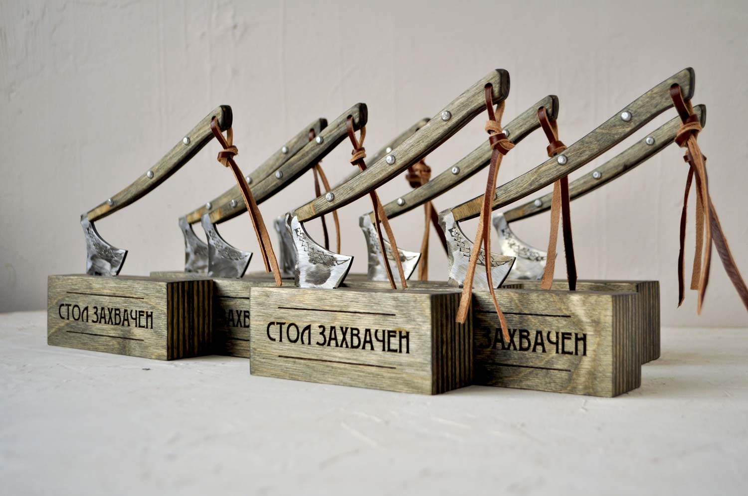 Табличка резерва из дерева с металлическим топором