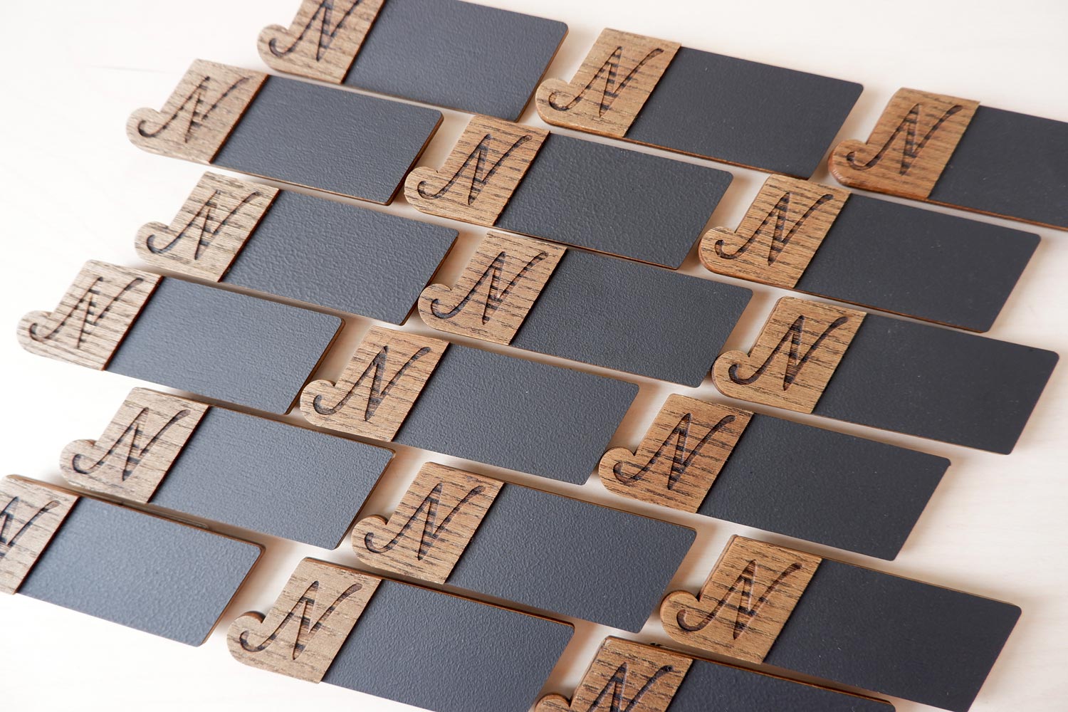 Бейдж меловой с деревянным логотипом