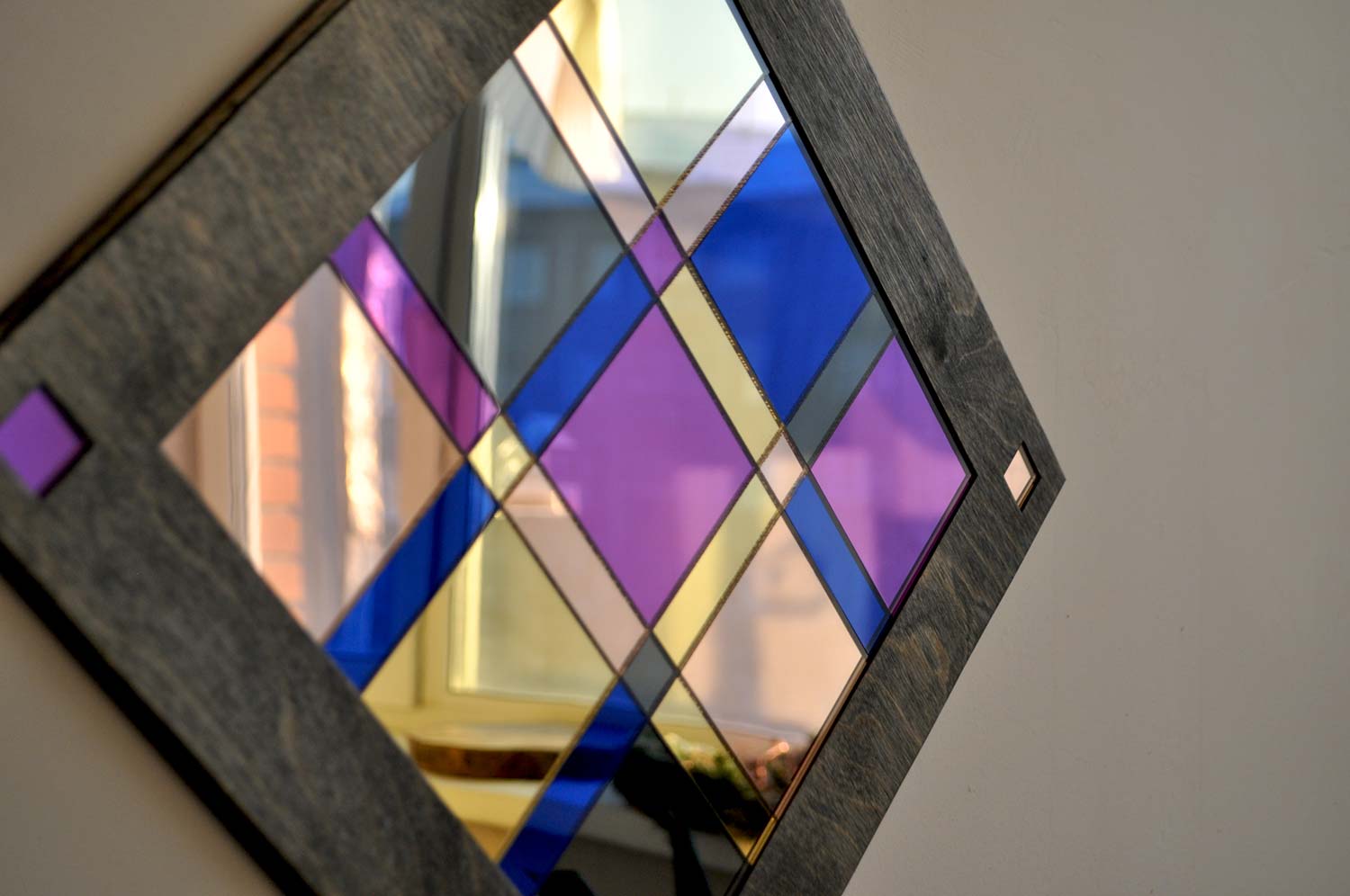 Декоративное зеркало из дерева и акрила "Цветные квадраты"