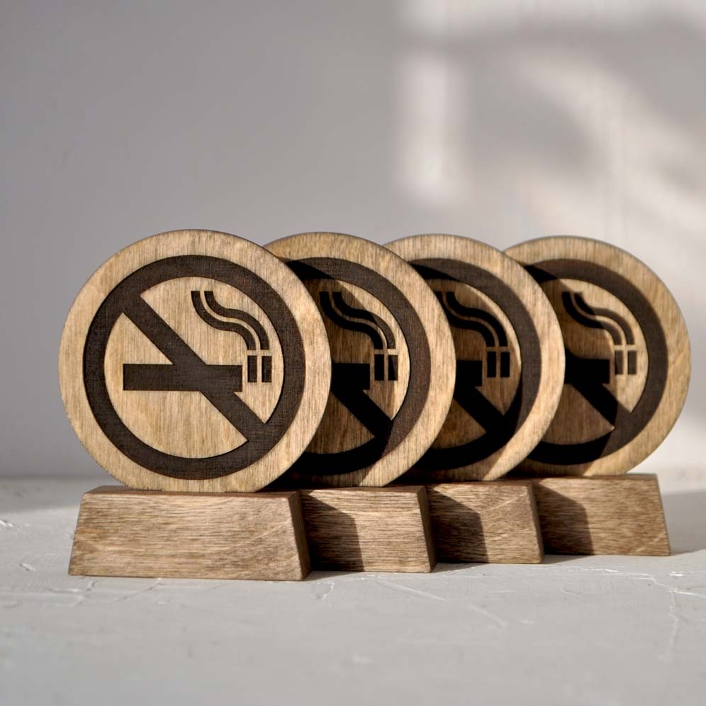 Небольшая деревянная табличка "курить запрещено"