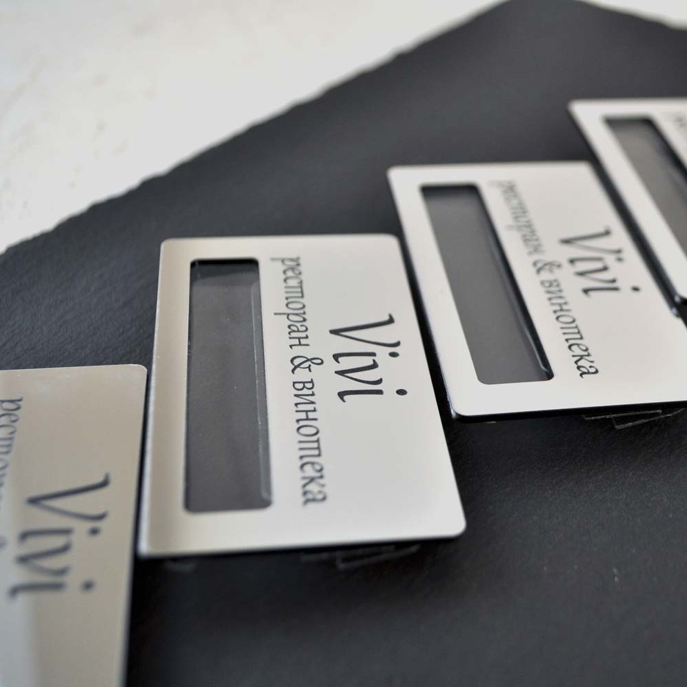 Бейдж из пластика под металл с окошком и гравировкой логотипа