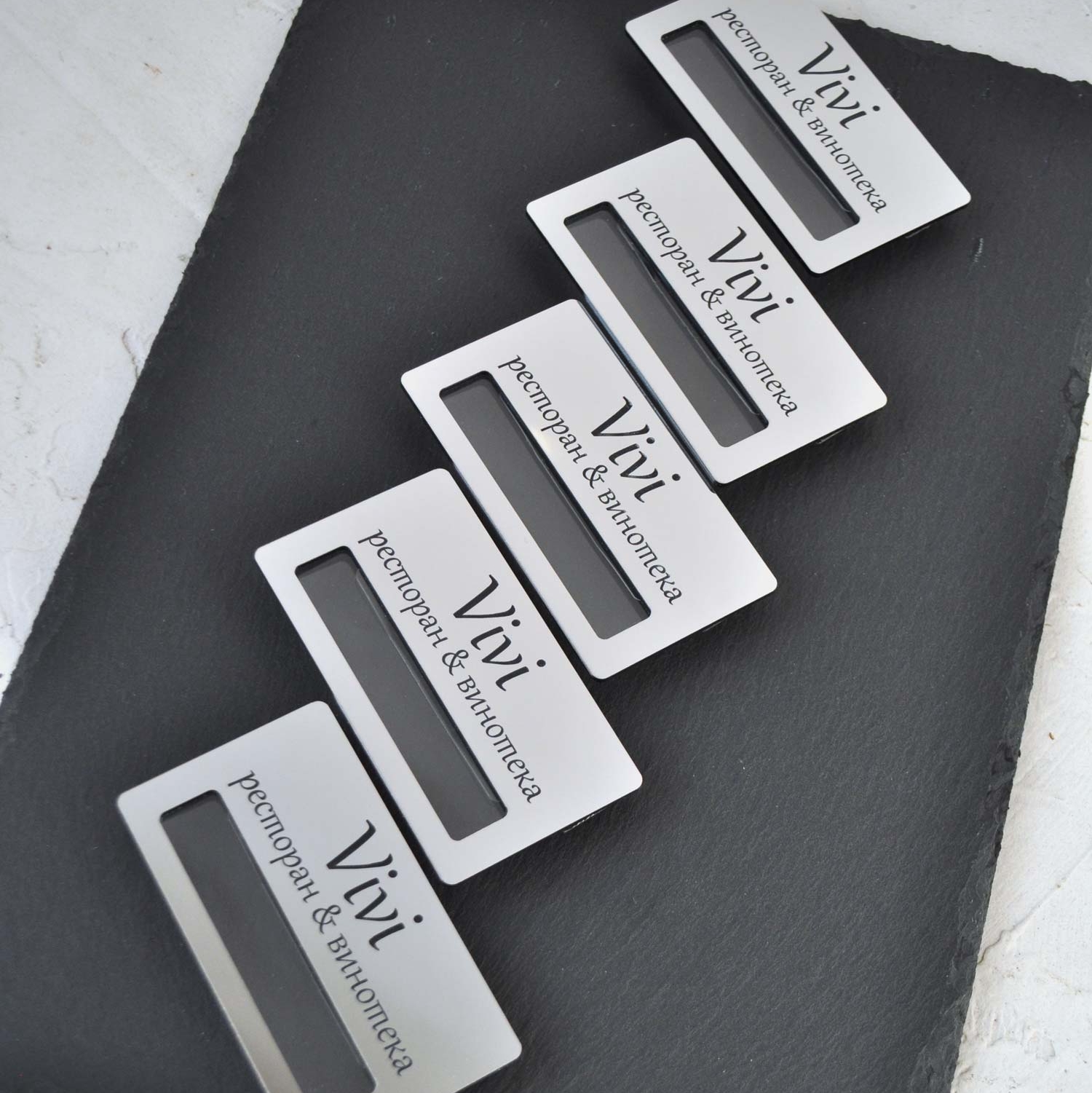 Бейдж из пластика под металл с окошком и гравировкой логотипа