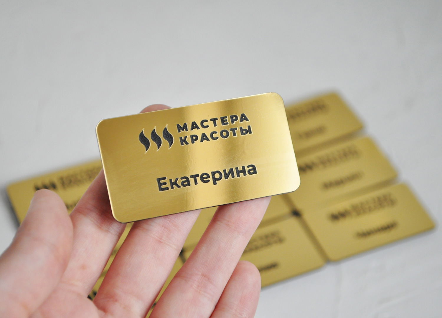 Бейдж из пластика под металл именной