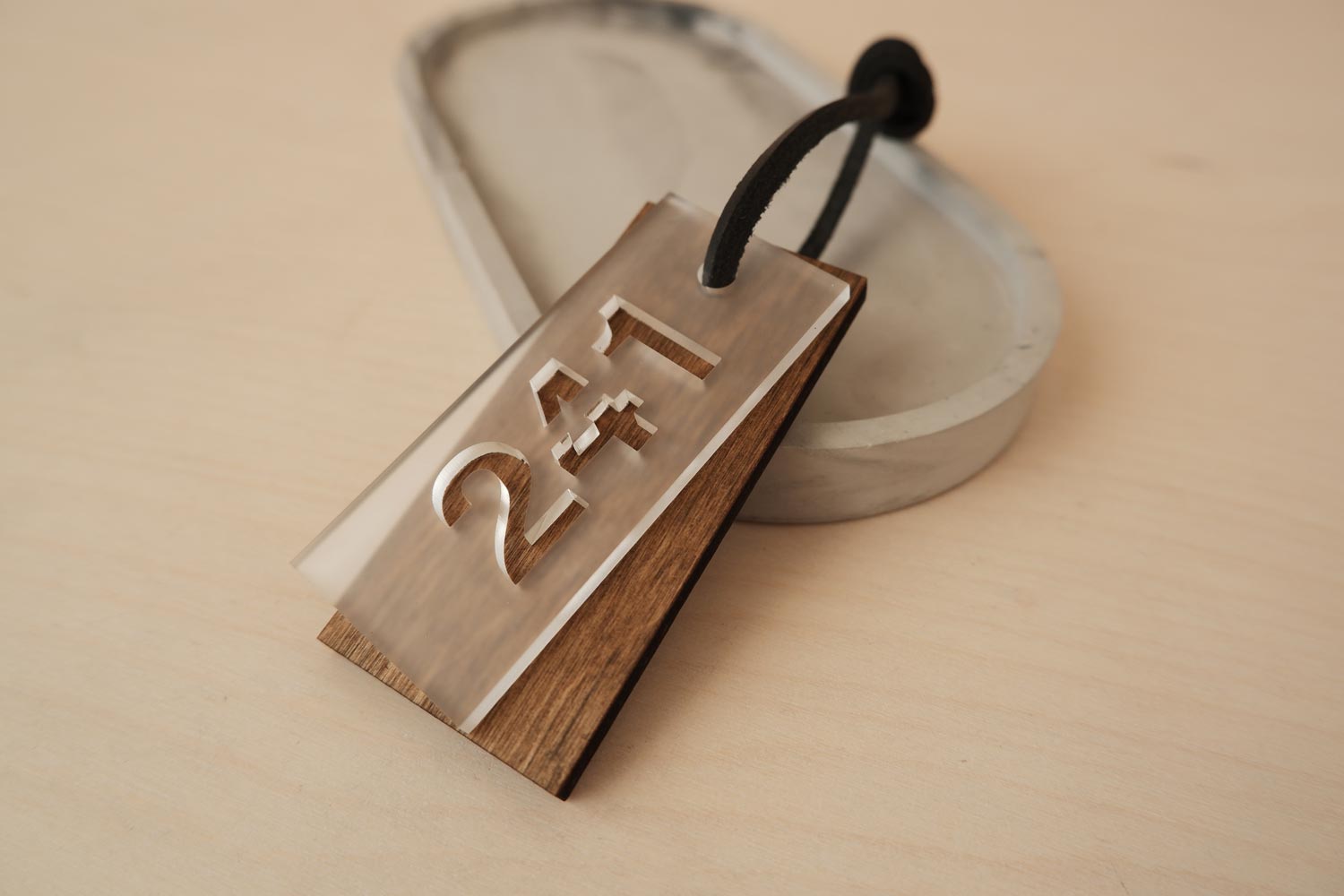 Номерок для гардероба с логотипом деревянный с акрилом и петлей из кожи