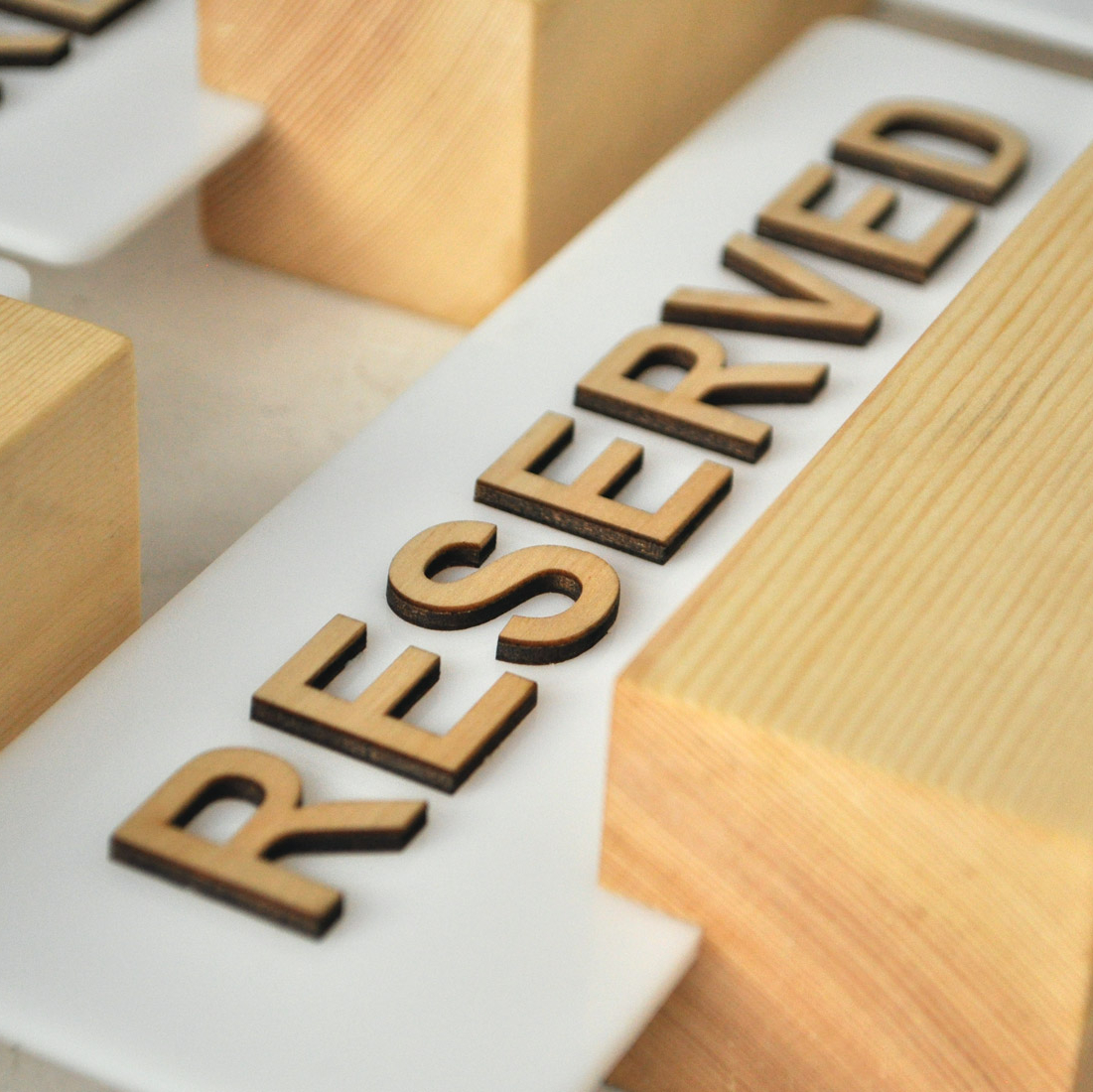 табличка для резерва стола из дерева белая стильная необычная для кафе бара ресторана заказать с доставкой по РФ