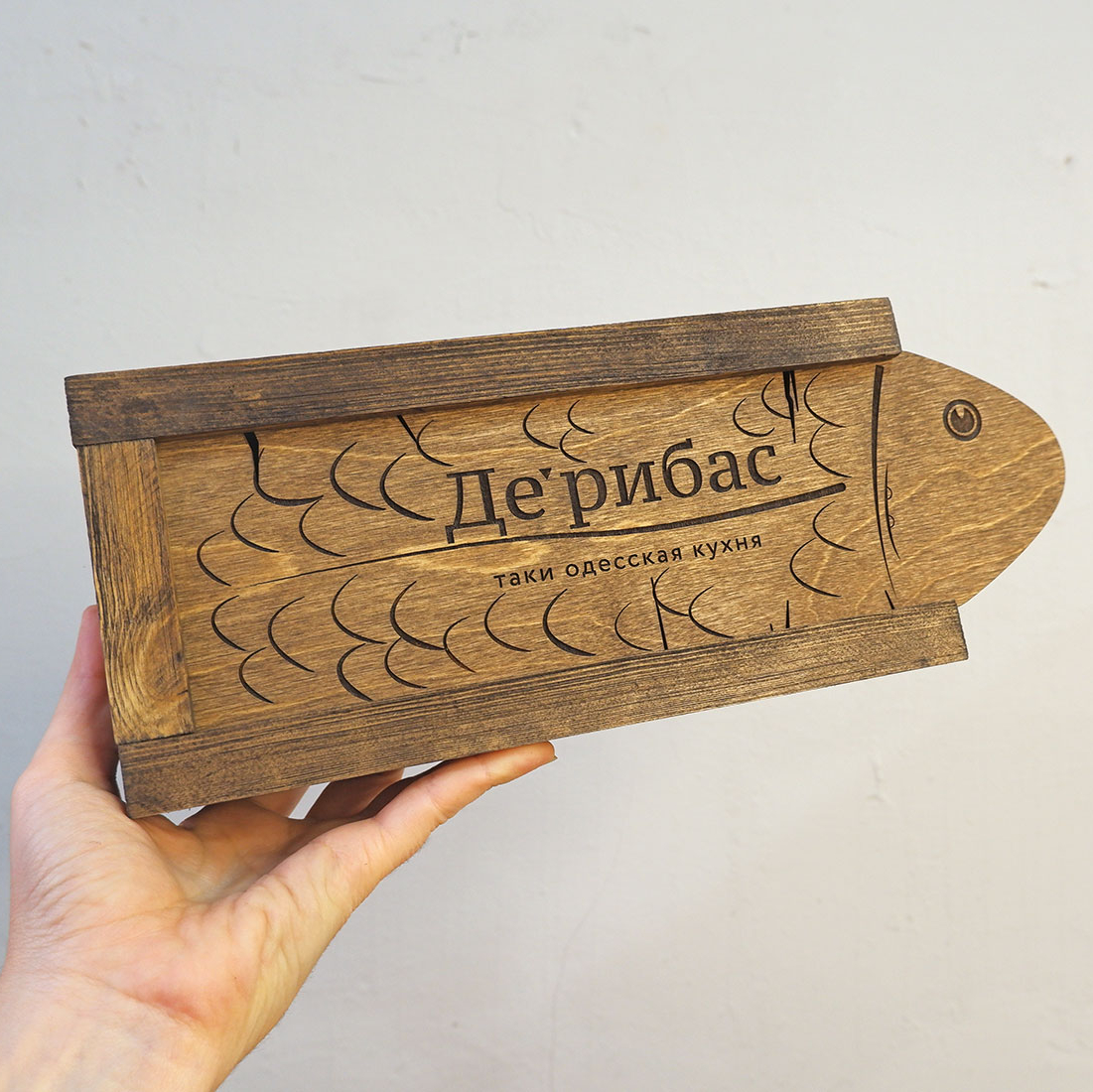 ящик деревянный с выдвижной крышкой для счета и столовых приборов заказать со своим логотипом с доставкой