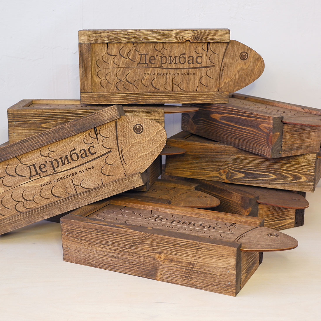 ящик деревянный с выдвижной крышкой для счета и столовых приборов заказать со своим логотипом с доставкой