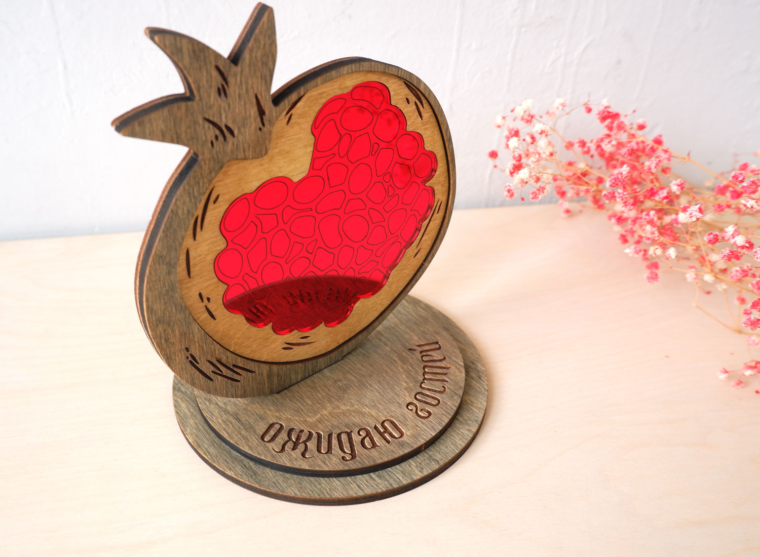 Табличка для резерва стола гранат красный зеркальный на подставке из дерева