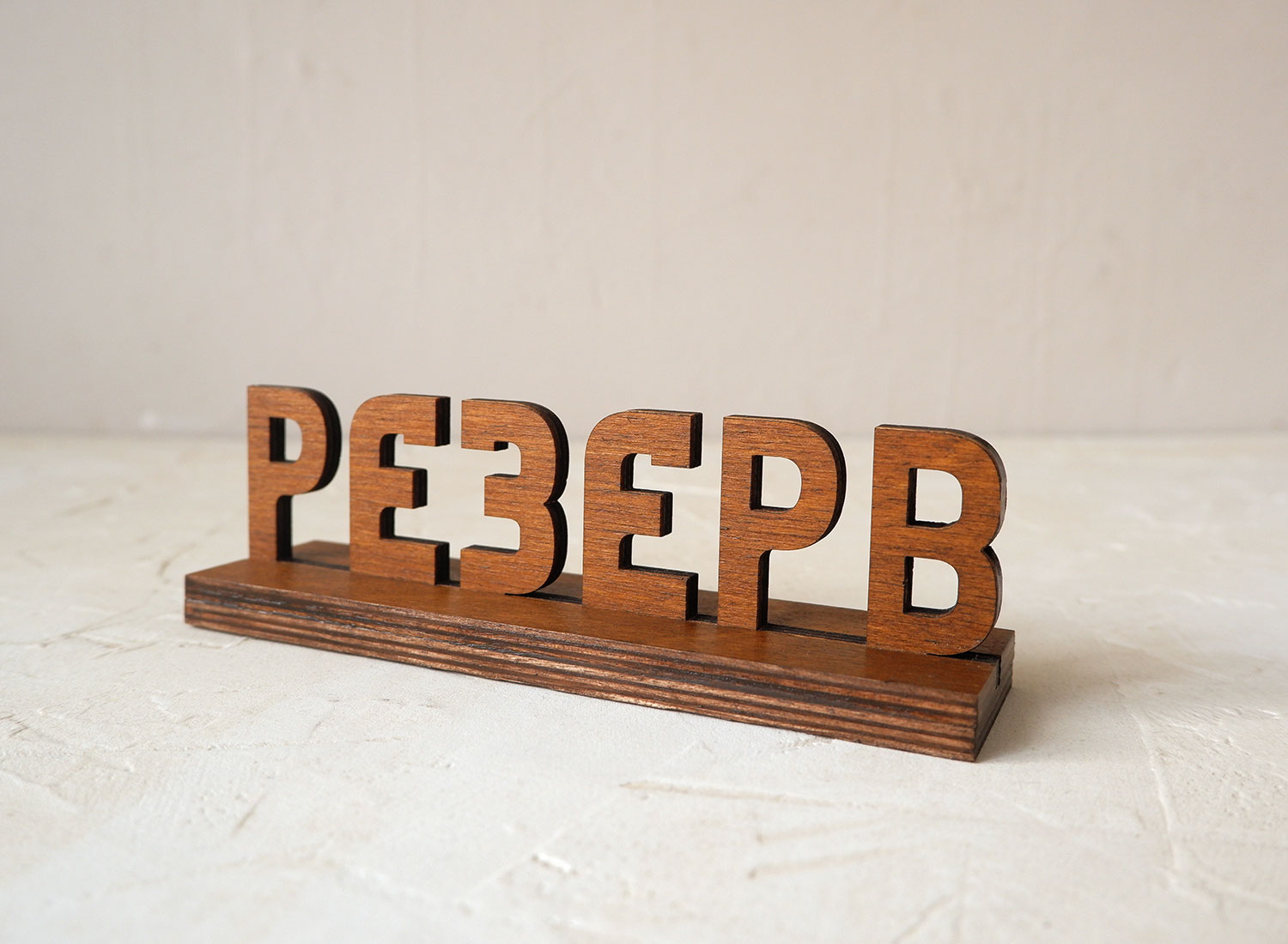 Табличка на стол небольшая из дерева "резерв"