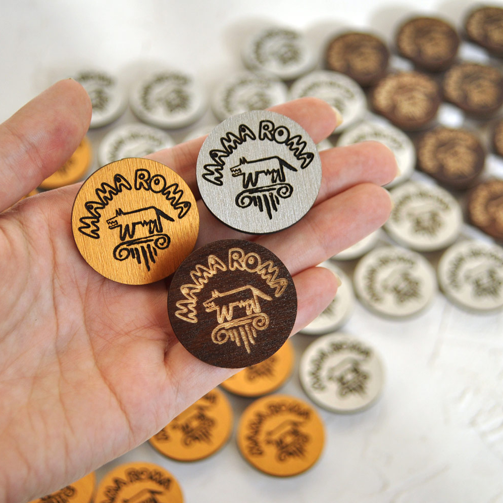 деревянные значки с гравировкой заказать индивидуальной со своим логотипом рисунком надписью из дерева