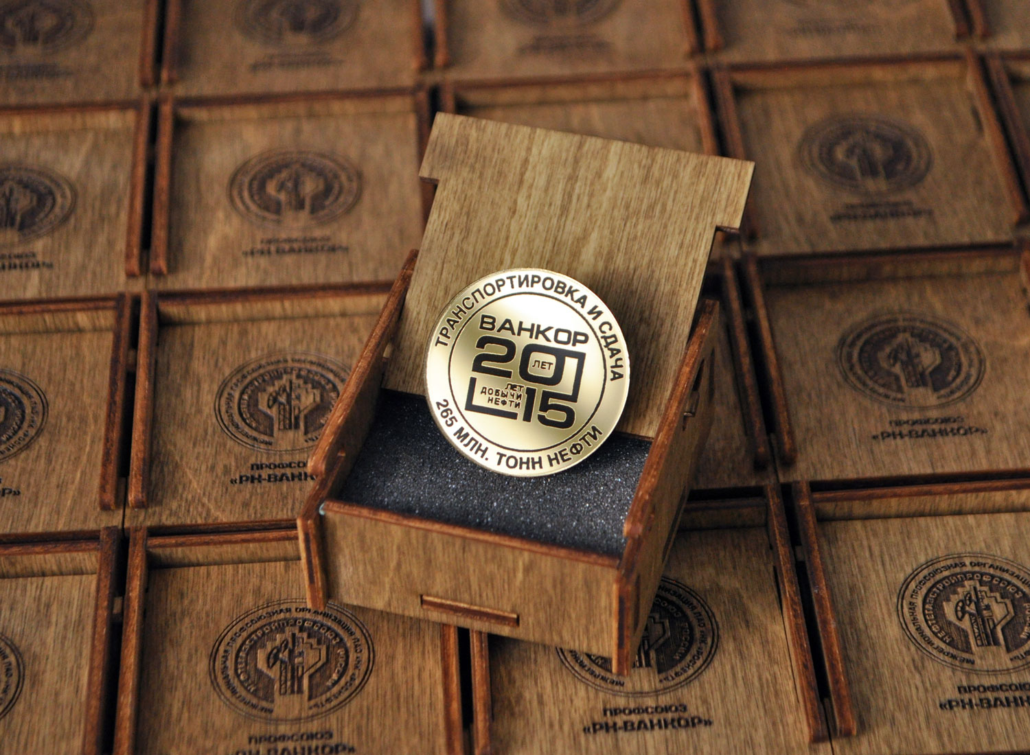 Значки из зеркального акрила на заказ