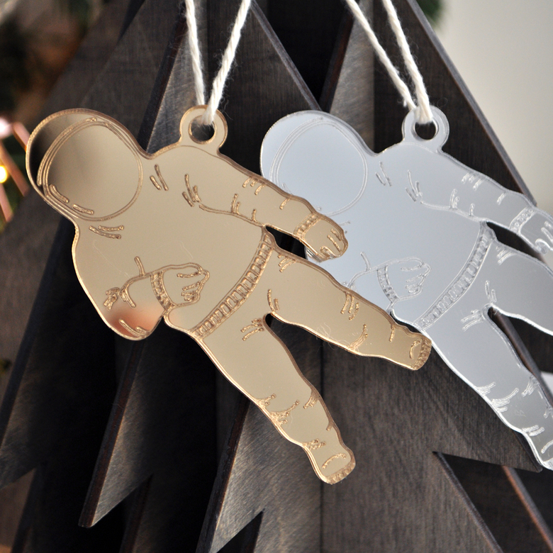 Ёлочная новогодняя игрушка -  космонавт в космосе - купить необычный сибирский сувенир в подарок на Новый год