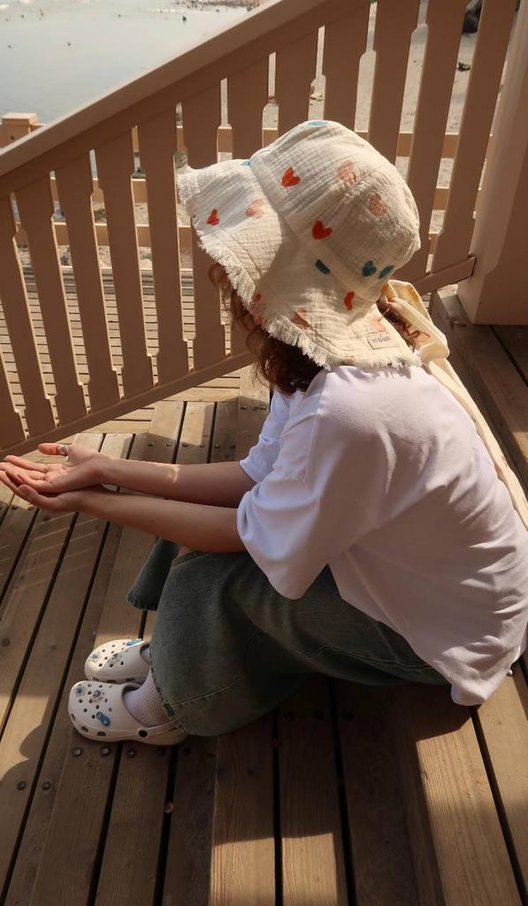 Панама с бахромой и лентами Сердечки на бежевом