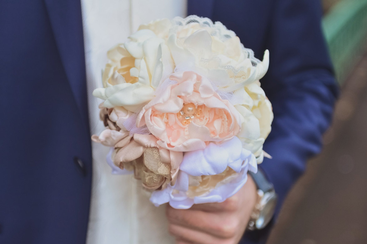 Нежный кремовый брошь букет