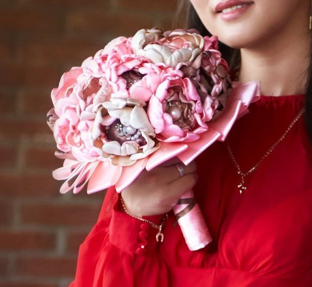 Розово-шоколадный брошь букет