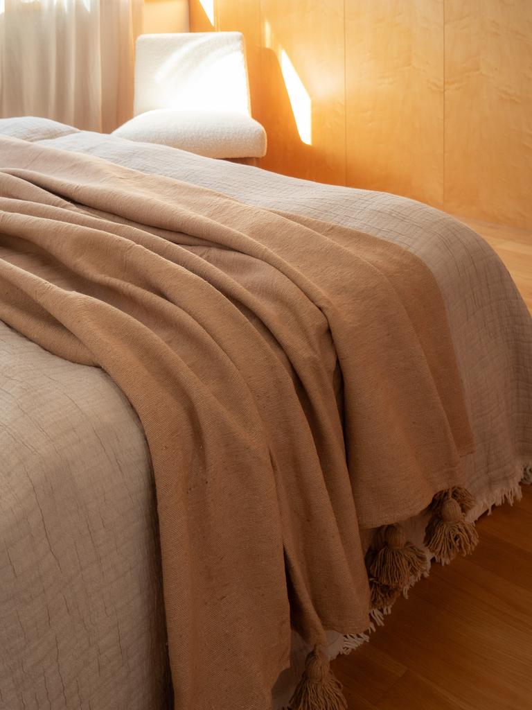 Большой плед из хлопка с помпонами Biege