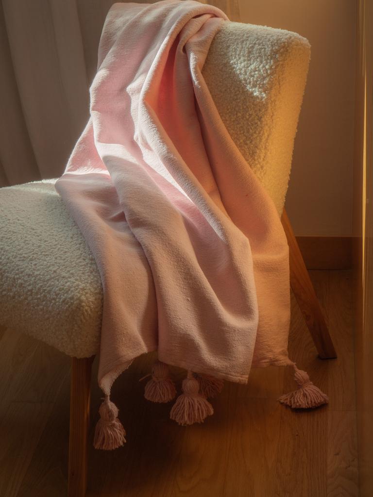 Плед ручной работы с помпонами Rose