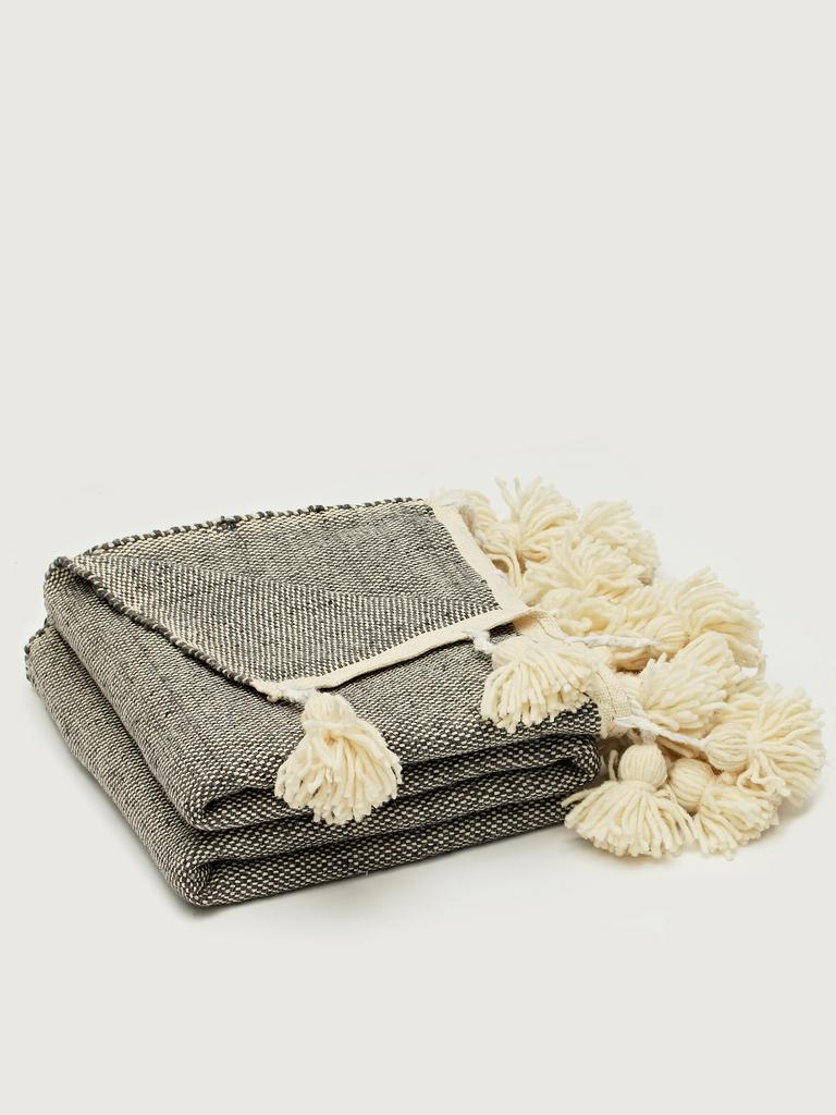 Большой хлопковый плед с помпонами Gris