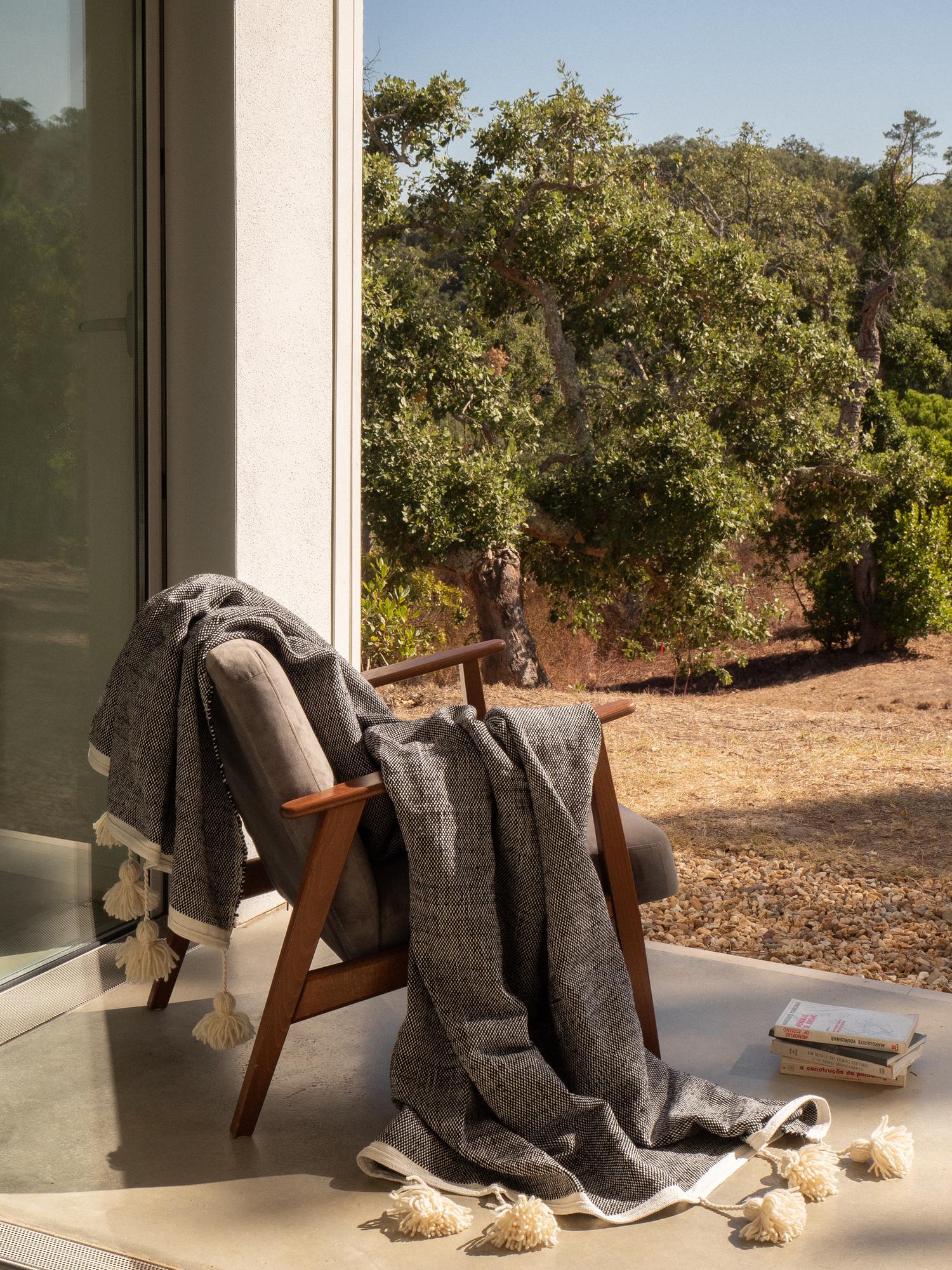 Большой хлопковый плед с помпонами Gris