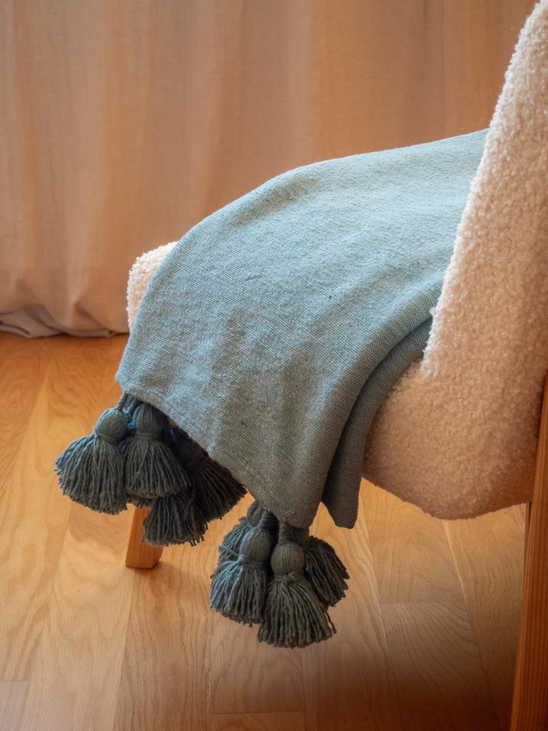 Большой плед из хлопка с помпонами Azul