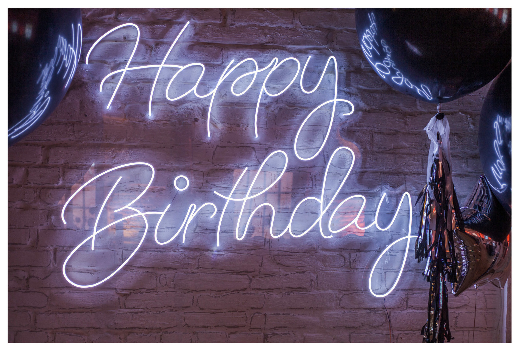 Неоновая надпись HAPPY BIRTHDAY