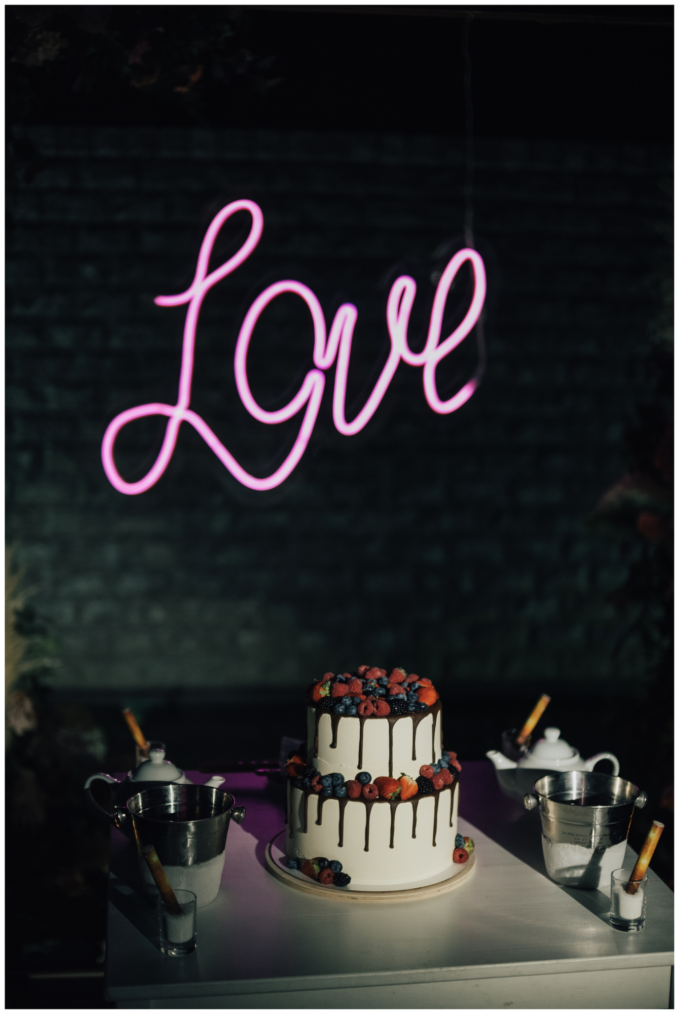 Неоновая надпись LOVE