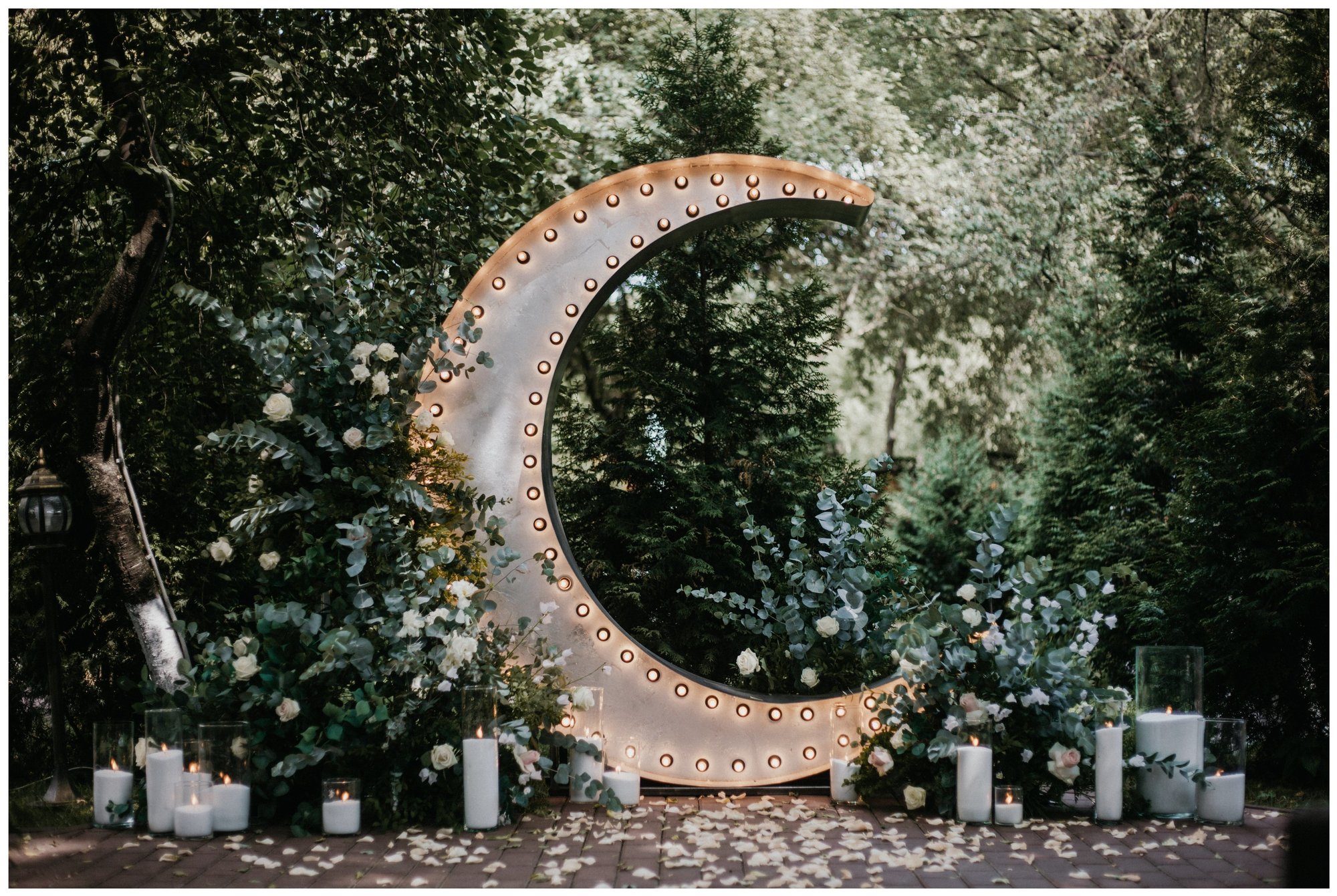 Месяц с лампами