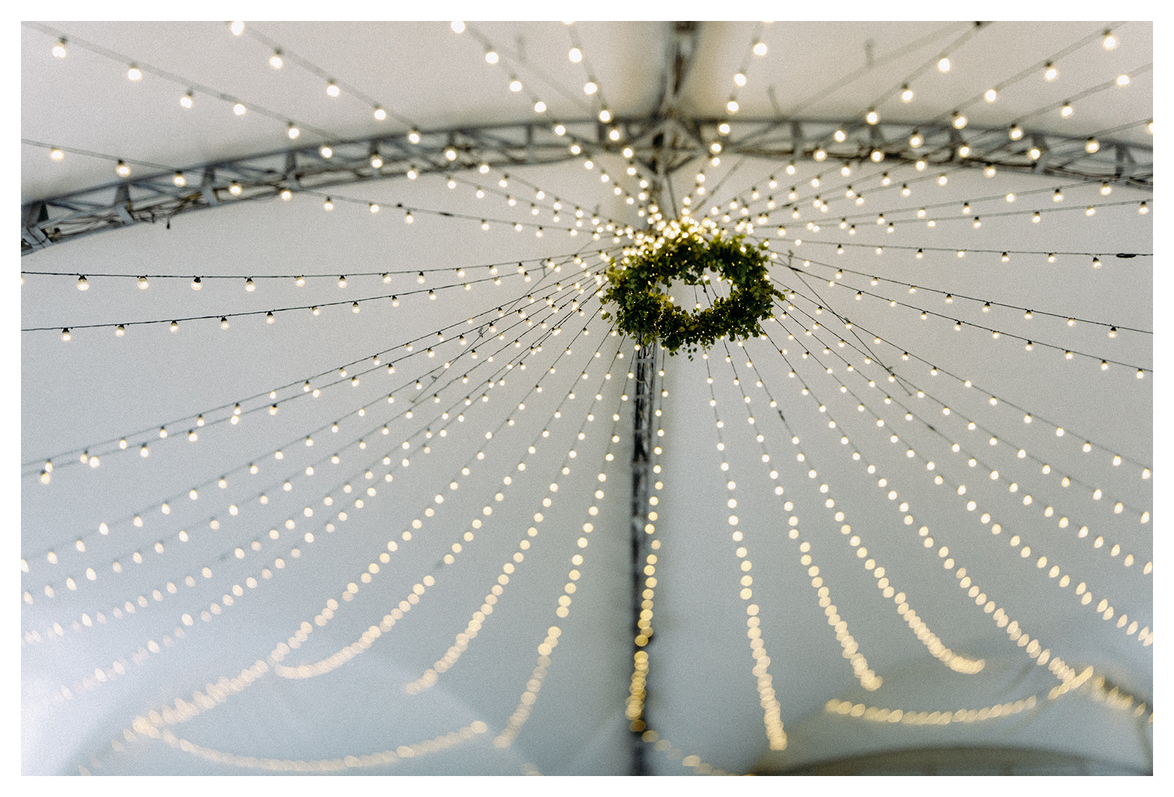 Люстра из декоративной зелени