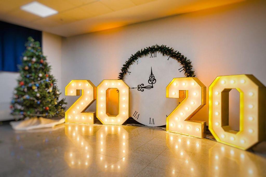 ФОТОЗОНА "НОВОГОДНИЕ ЧАСЫ"