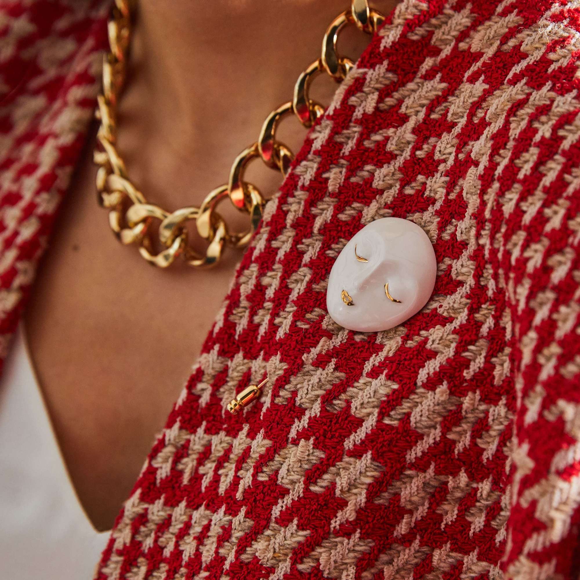 Брошь “Маска” белая