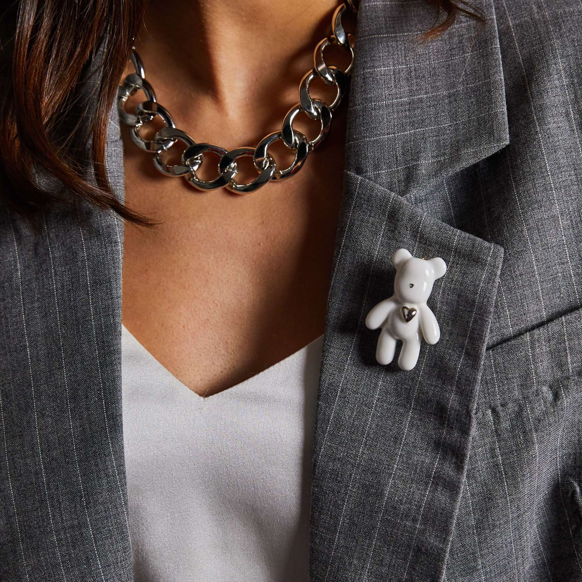 Брошь "Мишка" белый с платиновым сердцем