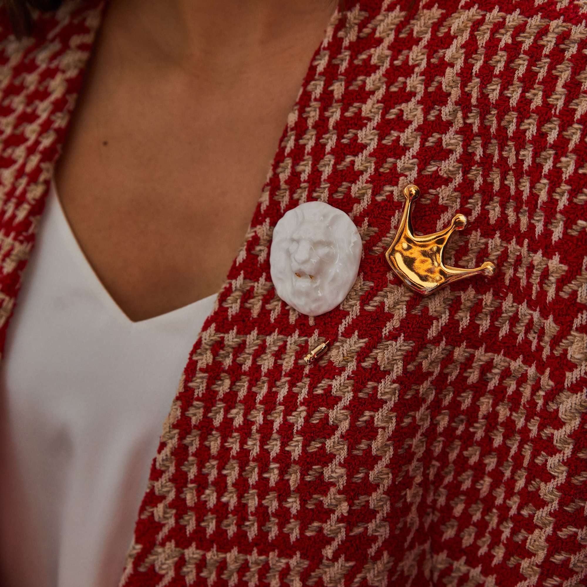 Брошь Лев белый с золотыми клыками