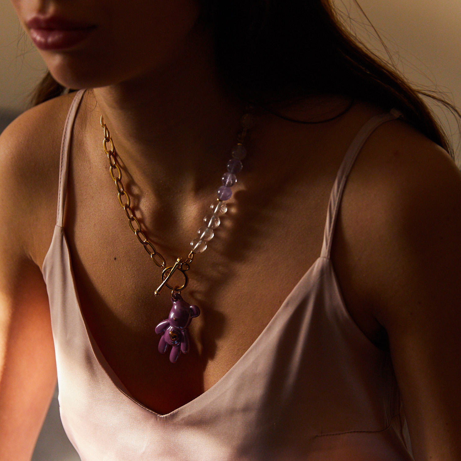 Колье “Мишка” лавандовый перламутр на золотой цепи с бусинами из аметрина