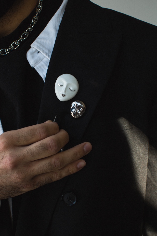 Брошь “Маска” белая c платиной