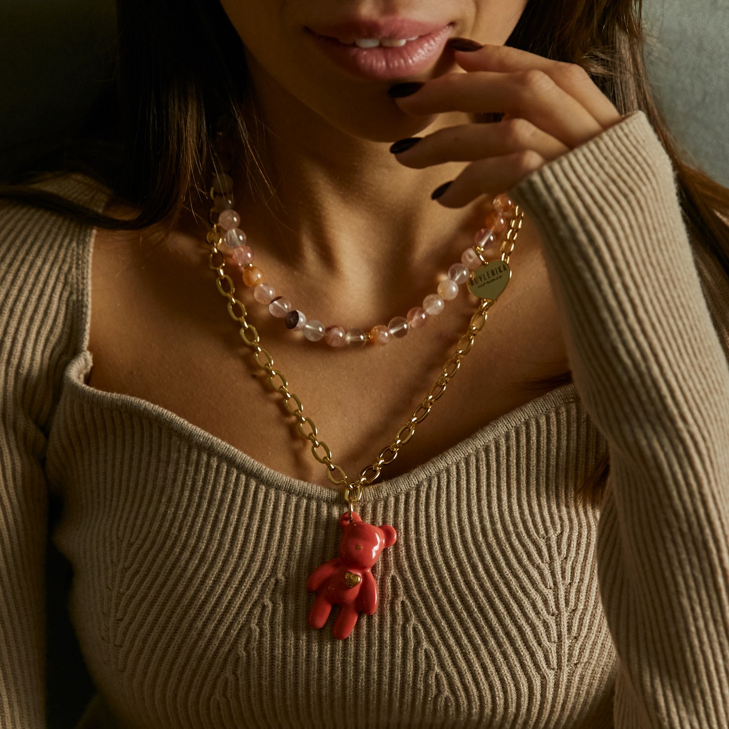 Колье многослойное Мишка терракот с бусинами халцедона и золотой цепью