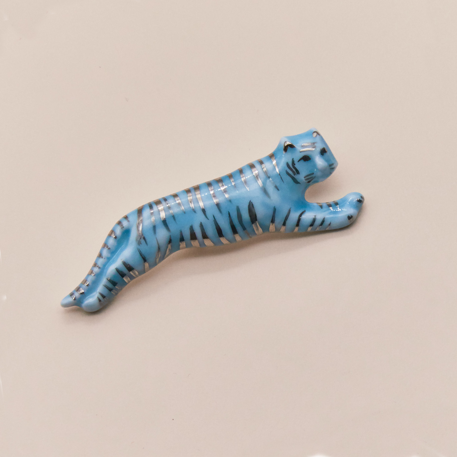 Брошь «Тигр в прыжке» голубой с платиновыми полосками