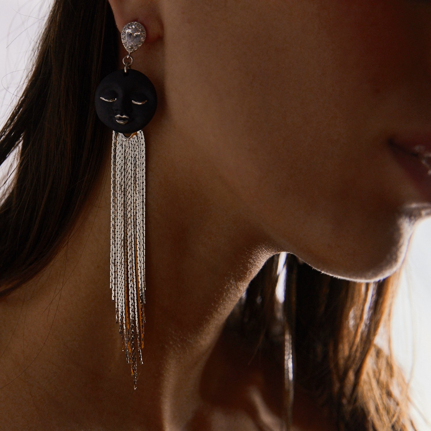 Серьги "Луны" черные c длинными кистями в платине №2