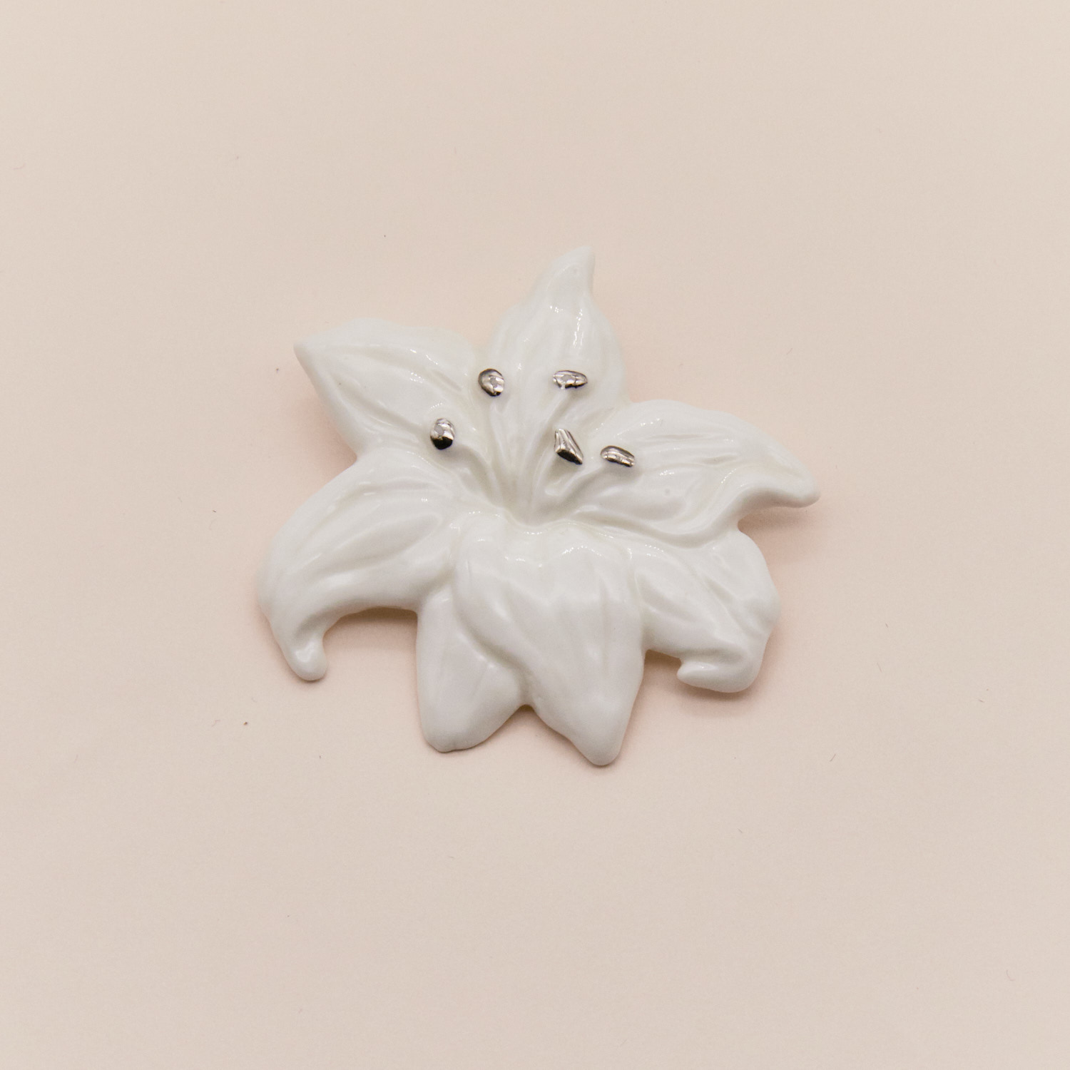 Брошь Лилия белая с платиной