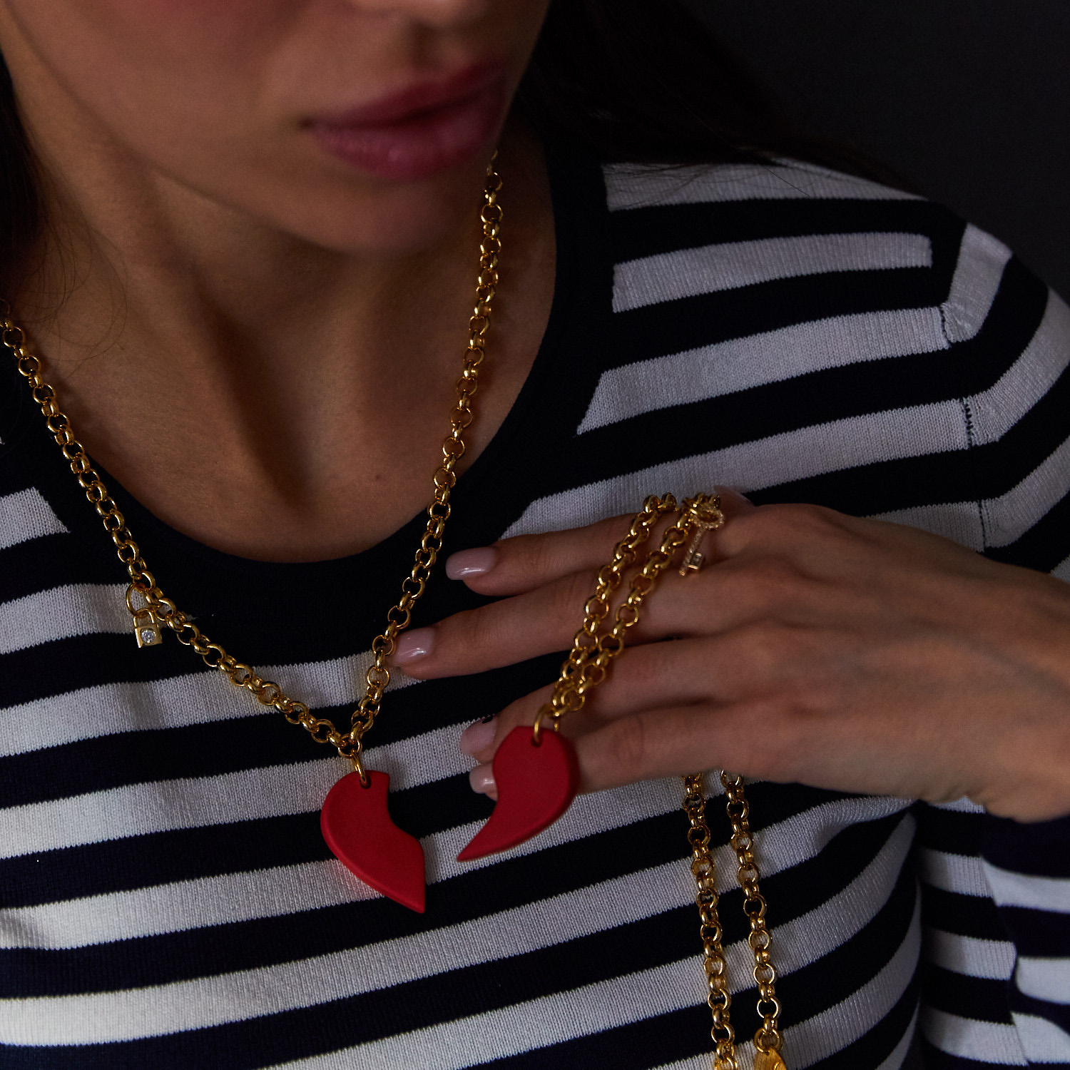 Колье 2 половинки сердца- красный матовый с талисманами в золоте