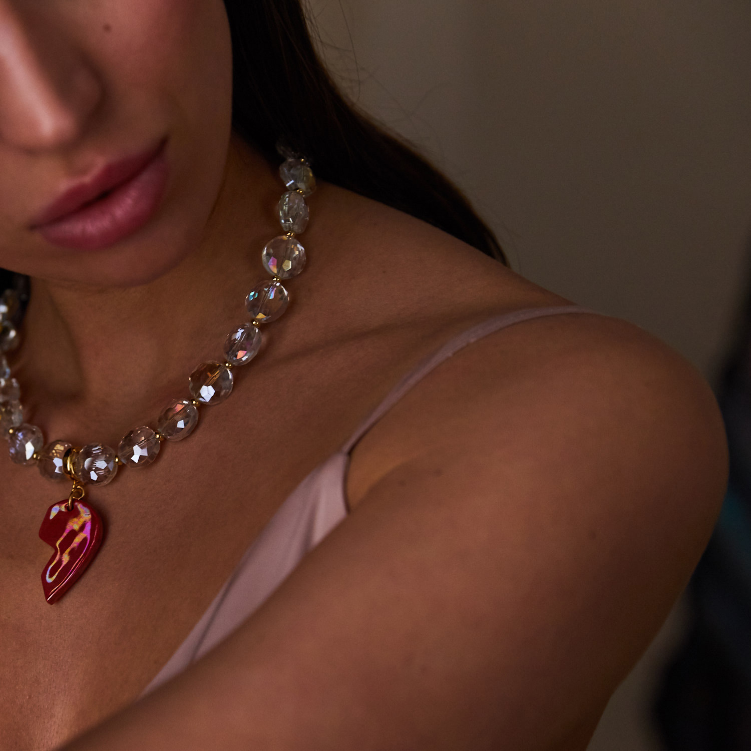 Кулон половина сердца красный перламутр съемный с золотом и бусинами из хрустального стекла