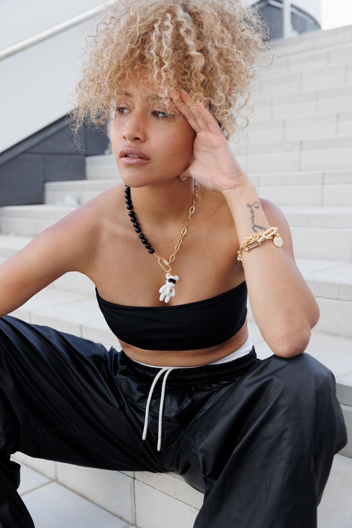 Колье Мишка SONYA с бусинами из черного агата и цепью в золоте